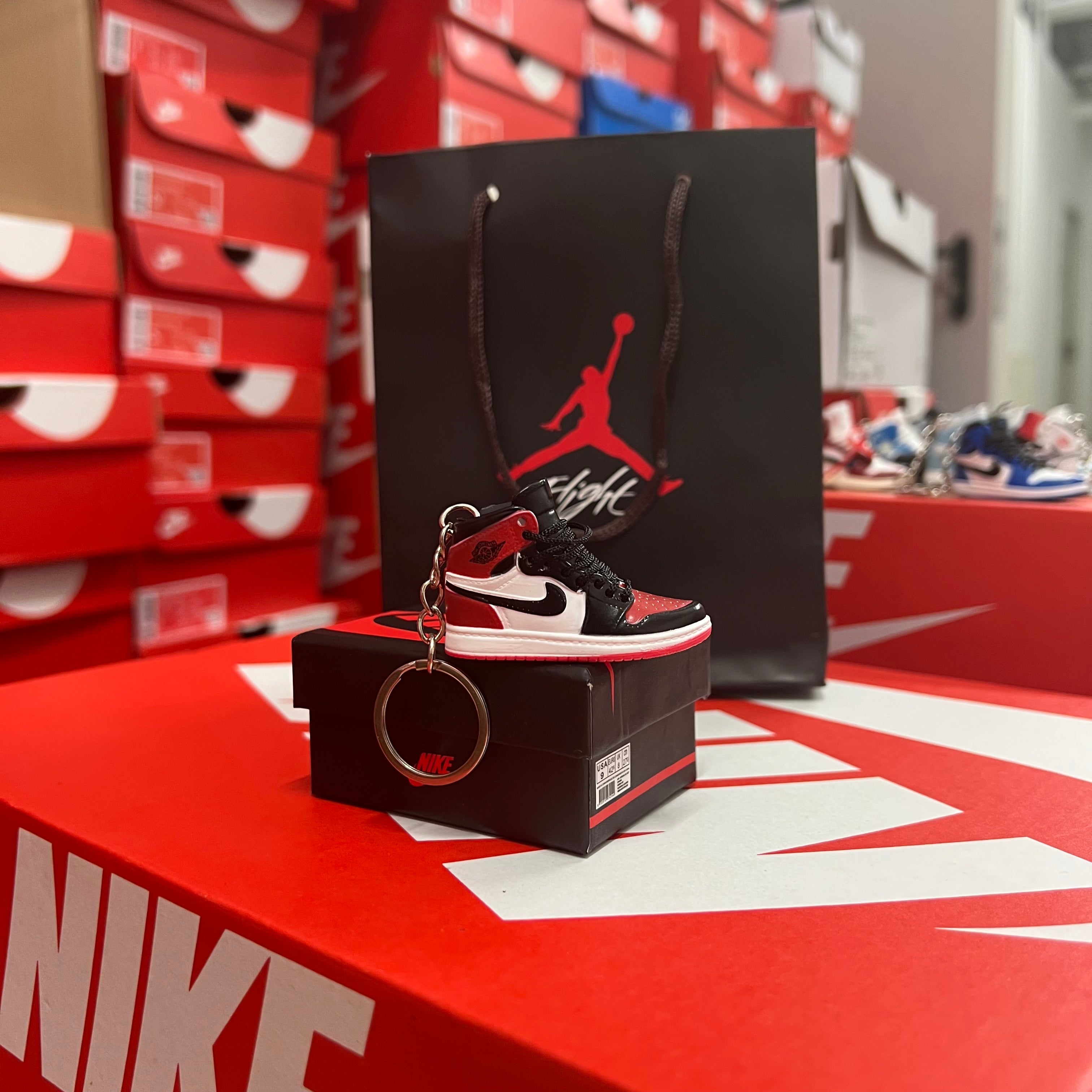 Nike Sneaker Schlüsselanhänger Keychain Jordan 1 Mid Chicago Black Toe Rot